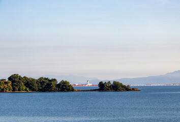 島影から見える長崎空港