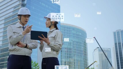 建設現場で打ち合わせする男女エンジニアのグループとビジネスデータのコンセプト