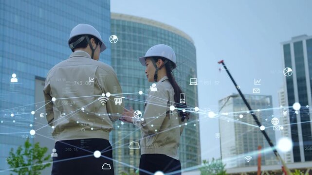 建設現場で打ち合わせする男女エンジニアのグループと通信ネットワークのコンセプト