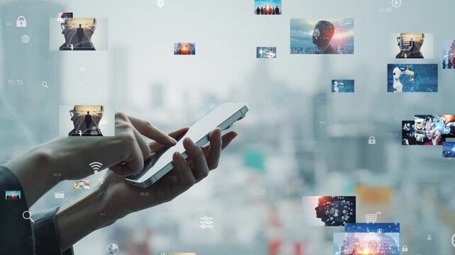 都市を背景にスマホを使う女性と映像データのコンセプト
