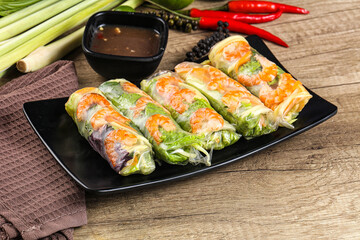 Vietnamese spring roll with prawn and mango