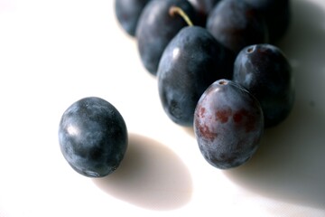 Close-up of ripe plums rich in vitamins C and K, fiber, and antioxidants. A nutritious fruit supporting digestion, immunity, and heart health. Ideal for healthy lifestyle concepts.