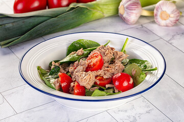 Salad with canned tuna and spinach