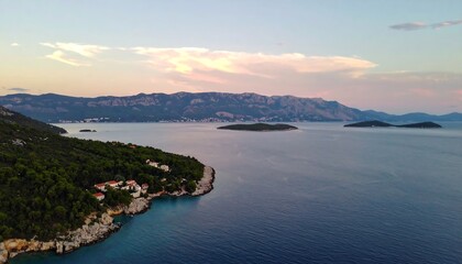 Obraz premium A tranquil coastal view showcasing a serene archipelago, with lush green islands and a tranquil sea.