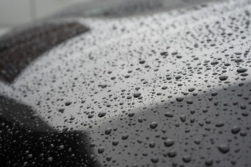 車のフロントガラスの水滴