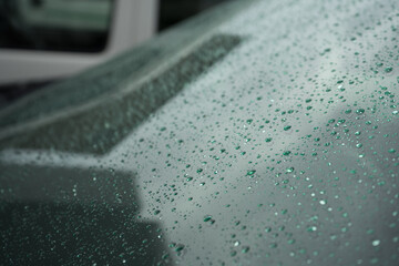 車のフロントガラスの水滴