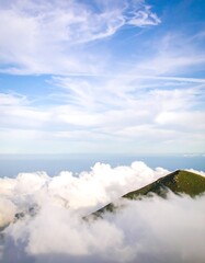 Obraz premium A mountain peak above the clouds