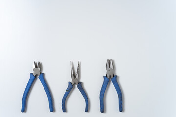 白背景に並べたペンチとニッパー