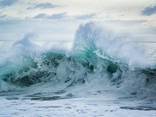 Naklejka premium wave breaking on the rocks