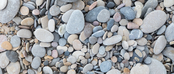 Fondo de piedras de río de diferentes tamaños y colores.