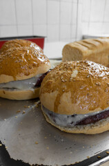 Hamburguesa con queso y pan brioche casero.
