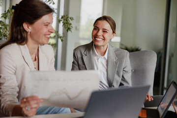 Obraz premium Business Partners Engaged in Productive Collaboration within a Modern Office Environment