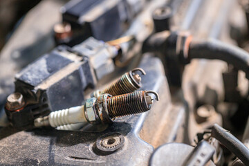 Spark plugs for gasoline engines that are old and have expired will cause incomplete combustion in the engine, in soot and dirt. Changing spark plugs can maintain and extend the life of the engine