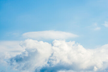 夏の青空と日差しに輝く夏の雲93