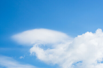 夏の青空と日差しに輝く夏の雲113