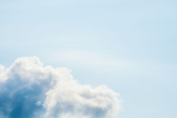 夏の青空と日差しに輝く夏の雲119