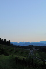 岐阜県池田町の山と道と朝焼け