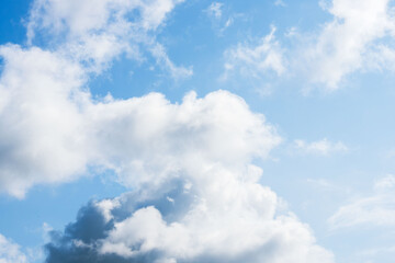 夏の青空と日差しに輝く夏の雲126