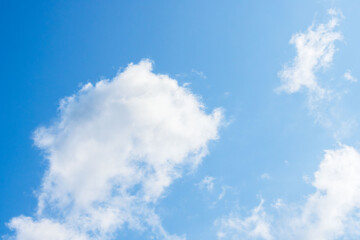 夏の青空と日差しに輝く夏の雲127