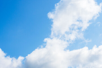夏の青空と日差しに輝く夏の雲128