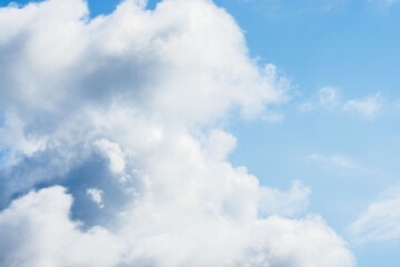 夏の青空と日差しに輝く夏の雲129