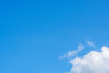 夏の青空と日差しに輝く夏の雲133