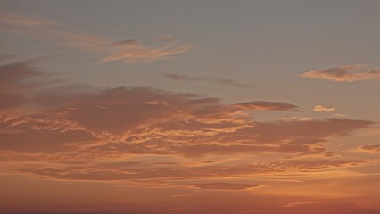 Obraz premium Sunset panorama showcasing golden sunlight casting orange hues on evening clouds