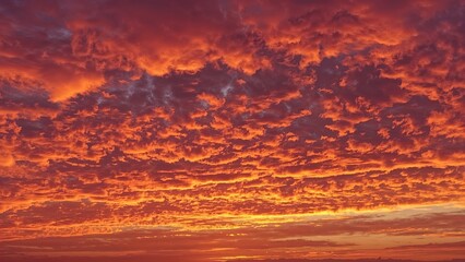 Obraz premium Evening sky bathed in warm red and orange colors