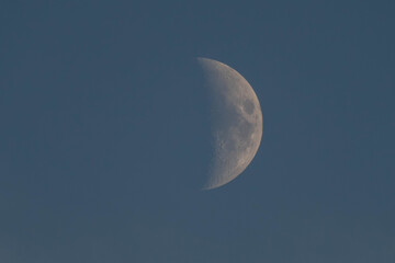 낮에 떠있는 선명한 달