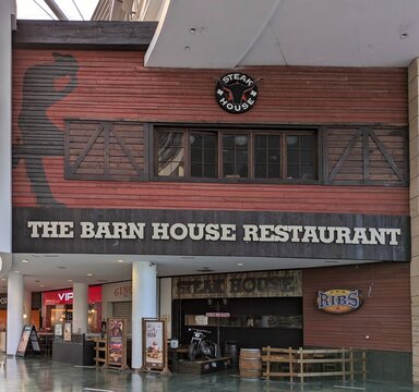 Fachada de restaurante de costillas The Barn House Restaurant en centro comercial Islazul, Madrid, Espa&ntilde;a, 28 agosto 2025