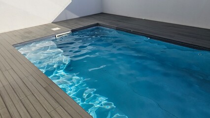 Obraz premium Empty Blue Swimming Pool with Clear Reflections – Minimalist Summer Scene