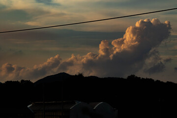 해질녘 구름낀 하늘