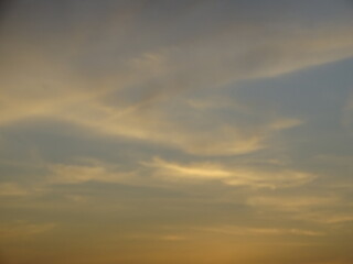 Obraz premium The colors of the morning blend in a harmony of gold and blue.