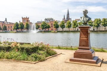 schwerin, deutschland - idylle am pfaffenteich mit b&uuml;ste von heinrich schliemann