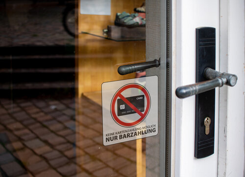 Hinweis "nur Barzahlung, keine Kartenzahlung m&ouml;glich" an der Eingangst&uuml;r eines kleinen Gesch&auml;fts in Deutschland