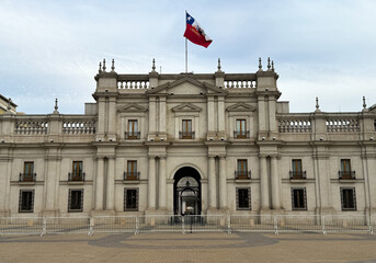 Fototapeta premium La Moneda Santiago and their guards, Chiles vibrant capital, blends Andes views, colorful streets, and rich cultureperfect for stunning, authentic photography. Capital of Chile and Chili.