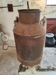 Obraz premium Rusty vintage metal milk jug container