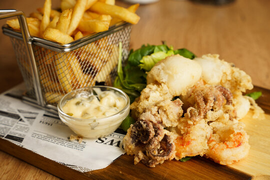 Seafood and fries platter with tartar sauce