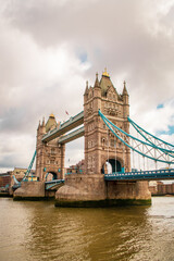 Obraz premium Duży most oświetlony światłem słonecznym 