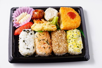 おにぎりとおかず弁当