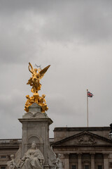 Rzeźba na wieżyczce za budynkiem architektonicznym 
