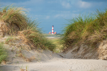 Blick durch D&uuml;nen auf den Leuchtturm Westerheversand