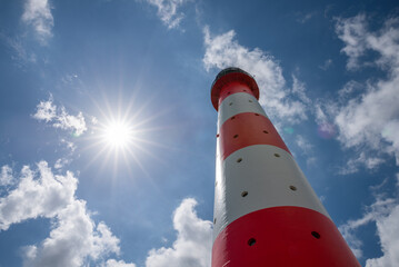 Leuchtturm Westerheversand in Nahaufnahme von unten