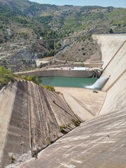 Embalse echando agua