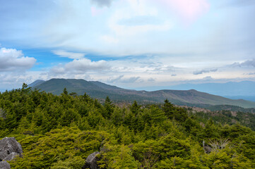 連なる山々と青空が広がる絶景の高原地帯の眺め