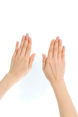 ナチュラルネイルをしている日本人女性の手