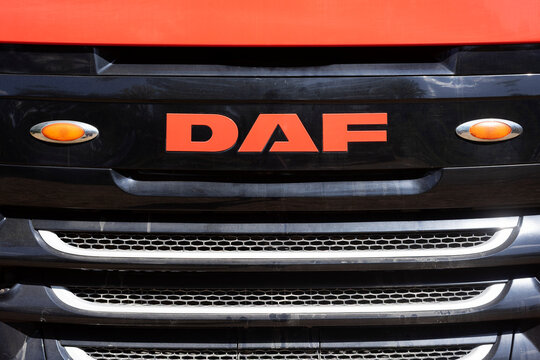 D&eacute;tail de la face avant d'un camion de la marque DAF, France