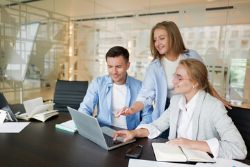 Obraz premium Collaborative people brainstorming in a modern office setting with colleagues engaged and exchanging ideas