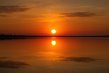 Obraz premium A Symphony of Orange Hues Reflecting on Still Waters