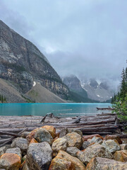 Moraine Lake shore rocks and wood logs in a rainy day, Banff NP, Canada © Sérgio Nogueira